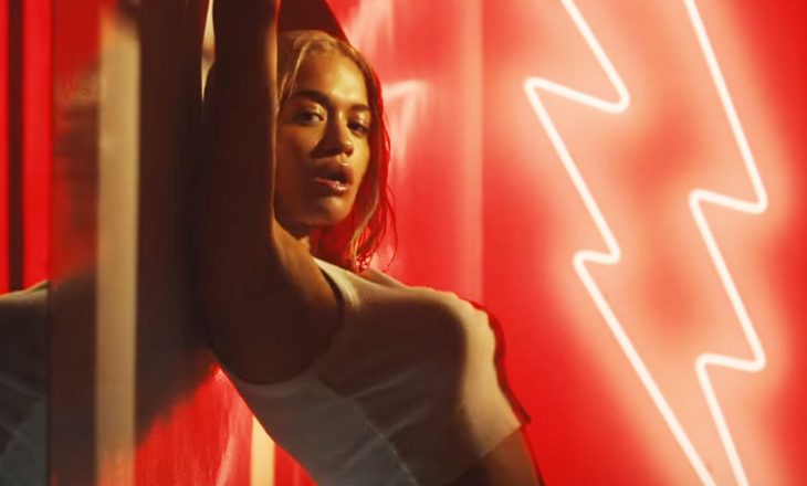 Rita Ora provokon në fotot e fundit me bikini
