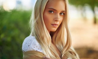 3 mënyra për të çelur në shtëpi ngjyrën e flokëve në mënyrë natyrale, të aprovuara nga parukierët