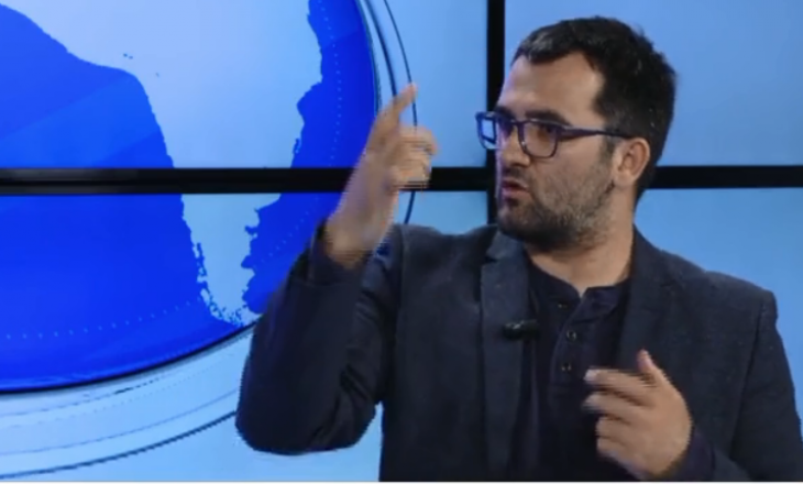 Eskalon këshilltari i Kurtit: Këshilltarët e politikanëve të tjerë ua lëpijnë shefave pjesët e ndjeshme të trupit