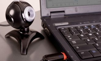 Ekspertët e sigurisë paralajmërojnë: Mbuloni kamerat e telefonëve dhe laptopëve