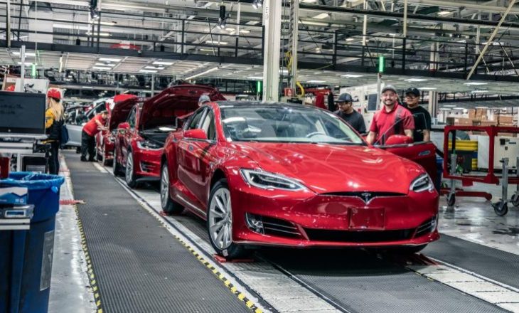 Tesla ulë pagat e punëtorëve të saj në SHBA