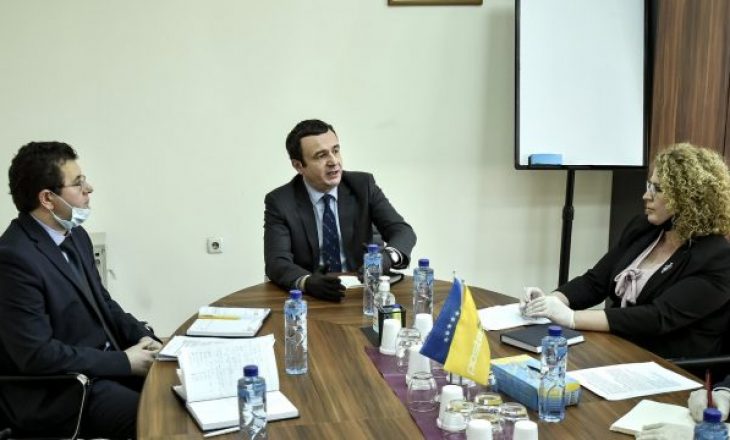 Albin Kurti viziton militantin e VV-së që e emëroi kryesues të Bordit të Postës