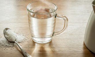 Përfitimet shëndetësore të ujit të ngrohtë esëll në mëngjes