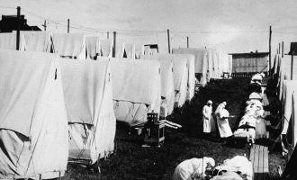 “Mbyllja gjatë Gripit të vitit 1918” në fakt ishte zgjidhja më e mirë për rritjen ekonomike pas pandemisë, sipas studiuesve të Rezervës Federale