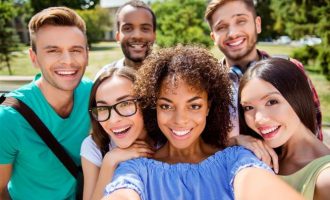 Mund të ketë një mënyrë ose jo që të bëjmë ‘selfie’ në distancë