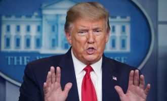 Trump nënshkruan projekt-ligjin për ndihma lidhur me Covid