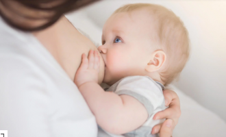 Ushqeni fëmijët me gji – nuk transmetohet virusi COVID-19