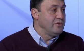 Protestë kundër ministrit “supermen” të Arsimit