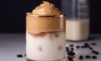 Kafenë ‘Dalgona’ që u bë virale në internet mund ta bëni edhe ju