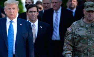 Gjenerali i ushtrisë amerikane pendohet që qëndroi pranë Trump në një ngjarje publike