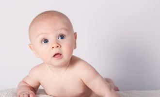 Mendoni dy herë para se të lini dikë të puthë beben tuaj