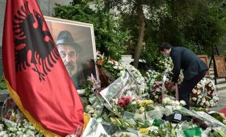 Vetëvendosje merr pjesë në ceremoninë e varrimit të Moikom Zeqos
