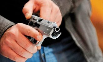 Mosmarrëveshje mes tre personave në Viti, përdoret arma