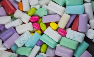 Të gjithë i duam çamçakëzët, po a e dini çka përmbajnë?