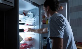 Gjëra të pazakonta që duhet t’i mbani në frigorifer