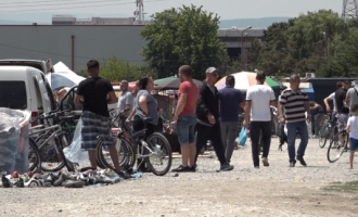 Numër i madh i qytetarëve në tregun e veturave – pa maska, pa distancë