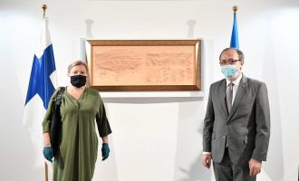 Hoti takohet me ambasadoren e Finlandës