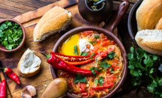 Çfarë ndodh me trupin tuaj kur hani ushqim shumë djegës?