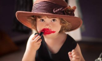 Kjo mama ka idenë fantastike si të mbaj produktet e grimit larg fëmijës së saj