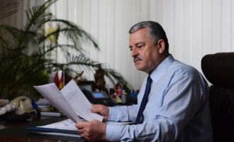 Kasaforta e hapur me dokumente të ndieshme, raporton Agim Veliu