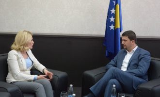 Krasniqi me ironi propozon Kusari-Lilan për presidente, reagon kjo e fundit