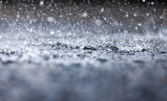 Kthehen të reshurat përsëri: Nesër mot me shi dhe shkarkime rrufesh