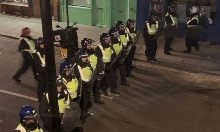 Njerëzit sulmojnë policinë në Londër – në një aheng ilegal