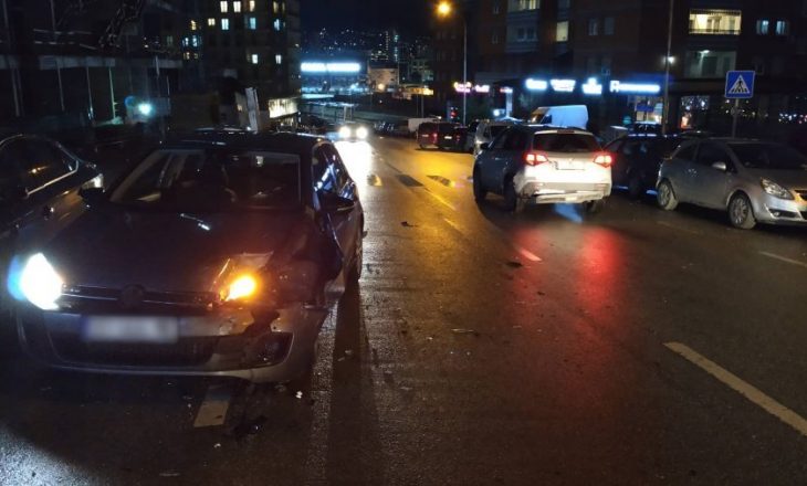 Prishtinë: Dy vetura përfshihen në aksident, katër persona lëndohen
