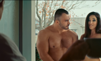 Reklama qesharake që synon të mbrojë fëmijët nga ndikimi i pornografisë