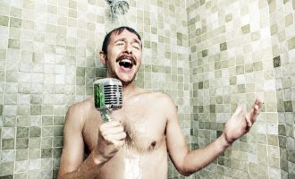 Mbrëmje apo mëngjes: Kur është koha më e mirë që të bëni dush?