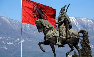 Si e mposhti Skënderbeu ushtrinë prej mijëra ushtarëve osmanë në Betejën e Torviollit?