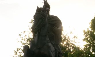 Për të mos na parë – Skënderbeut, Ibrahim Rugovës dhe Zahir Pajazitit u mbyllen sytë