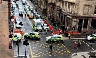 Qëllohet për vdekje, pasi plagosi gjashtë veta me thikë