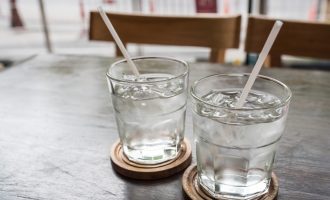 Këto janë arsyet pse ju nuk duhet të pini ujë të akullt këtë verë