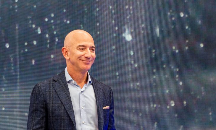 Jeff Bezos vendos një rekord të ri si njeriu më i pasur në botë