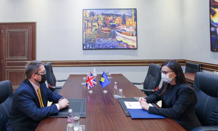 Meliza Haradinaj –Stublla takohet me ambasadorin britanik Nicholas Abbott