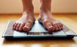 Ofertat me ushqime të pashëndetshme do të ndalohen si masë preventive për lidhjen mes obezitetit dhe Covid 19