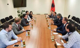 Një delegacion i Aleancës së Shqiptarët dhe Alternativës vizitojnë Lëvizjen Vetëvendosje