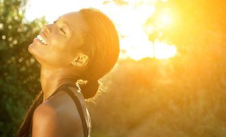 Si të parandalojmë rrjepjen e lëkurës pas djegjes nga dielli