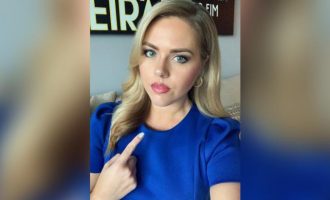 TV reporterja zbulon që ka kancer pasi shikuesi vërejti një shenjë në qafën e saj