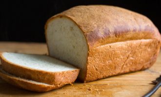 Pse duhet të hiqni nga tryeza bukën e bardhë?