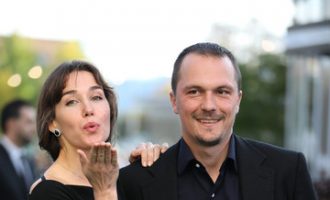 Larg vëmendjes së publikut, Arta Dobroshi sjellë në jetë fëmijën e saj të parë