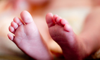 Rasti i parë në Kosovë – Si ndodhi që fëmija i sapolindur u infektua me COVID-19?