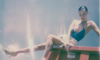 Gigi Hadid realizon set fotografish me motren Bella, kësaj radhe në cilësinë e fotografes