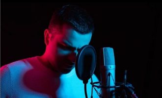 Për “burrat e paedukatë, trafikantë e që u pasuruan paligjshëm”, Genc Prelvukaj ka një këngë