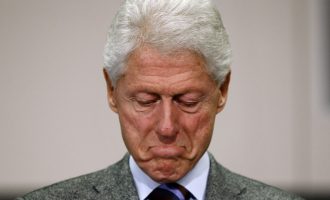 Bill Clinton u flet boshnjakëve në Srebrenicë: “E tmerrshmja ndodh kur i kthejmë shpinën humanitetit”
