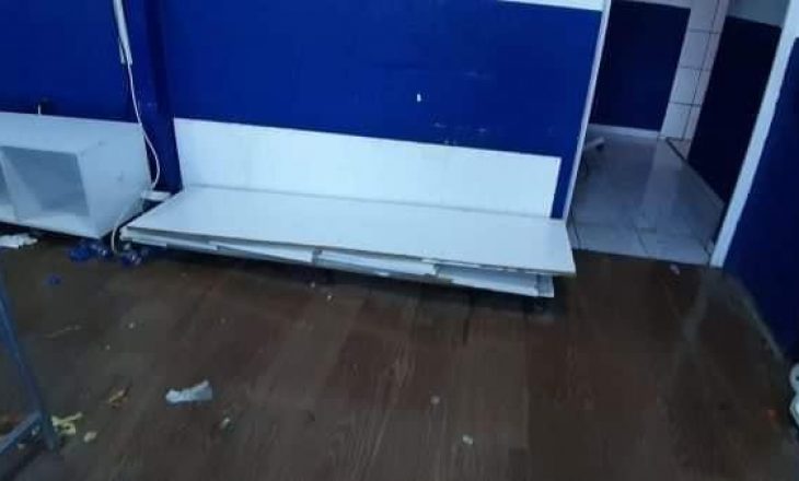 Lojtarët e Fc Prishtina thyejnë dhe shkatërrojnë zhveshtoren e Gjilanit (FOTO)