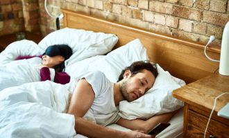 Tradhtia në çift është rritur ndjeshëm gjatë vetë- izolimit, thotë studimi