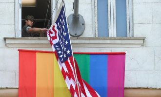 Putin “tallë” Amerikën: “Në ambasadën e SHBA-së në Moskë janë LGBT”