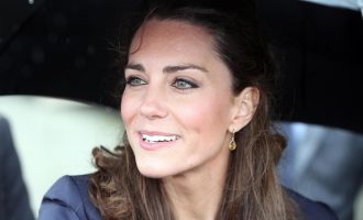 Vajza me ngjyrën e syve si Kate Middleton, ky është truku që ju mëson dukesha